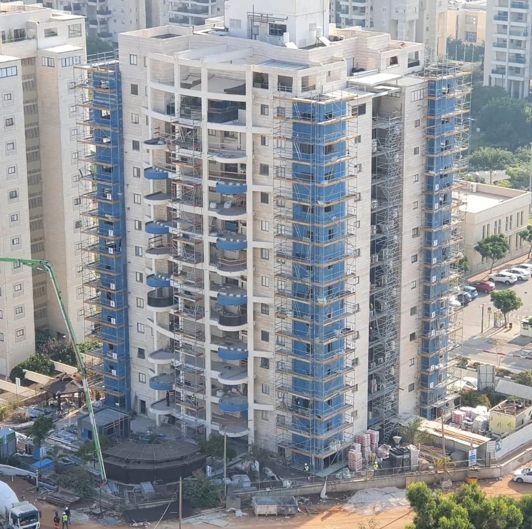 אתר בנייה של Iform ביצוע, בניין מגורים בשלד עם פיגומים