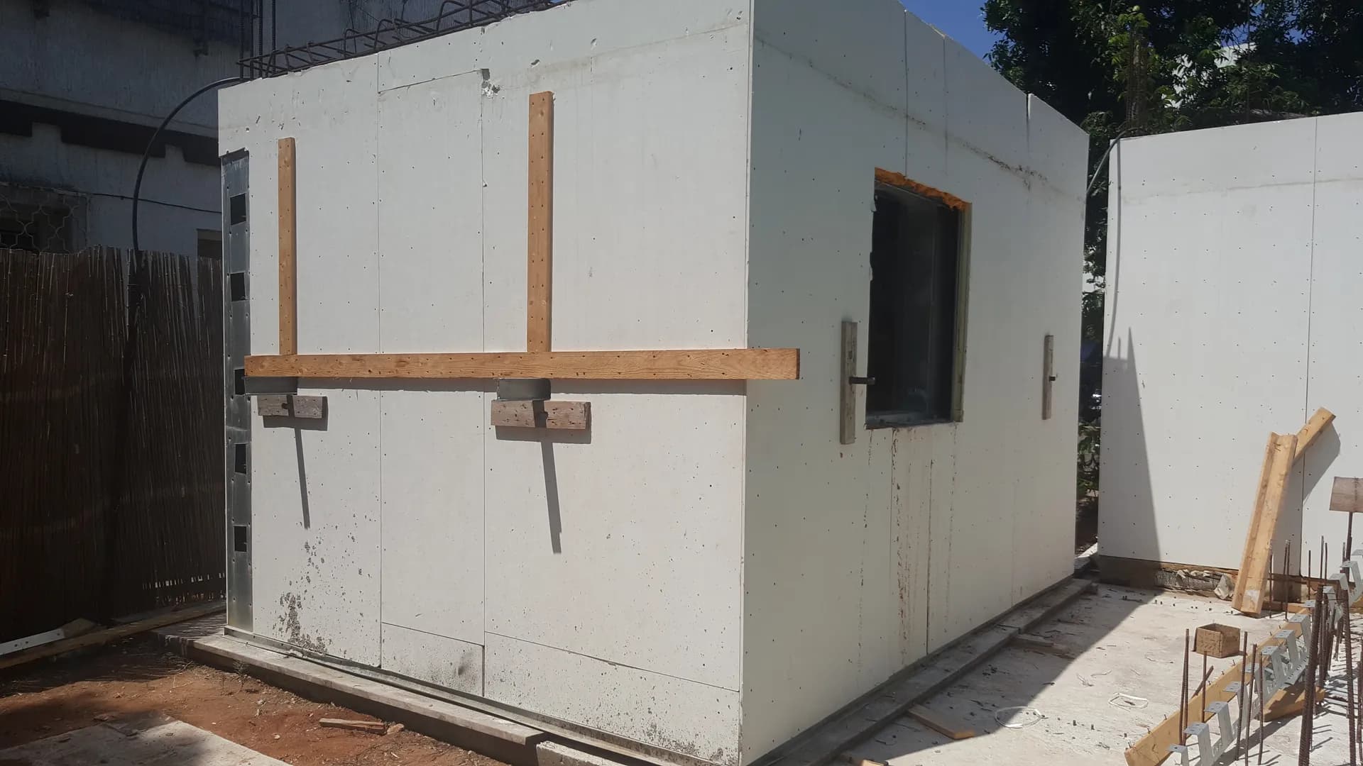 אלמנט ממ"ד של iForm מוצב על היסודות בבית פרטי, תבניות הפלדה עדיין מחוברות לפני יציקה