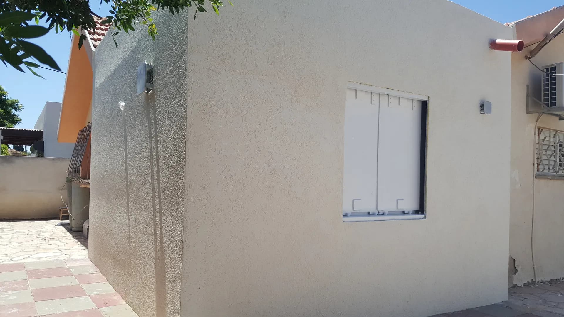 פינת בית פרטי מוגמר עם חלון מרחב מוגן ותריס פלדה, בנייה במערכת iForm
