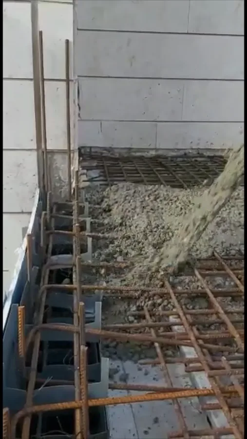 יציקת בטון באתר לתוך רשת הזיון ואלמנטי התבנית של מערכת iForm, בבניין מגורים בגבעת שמואל