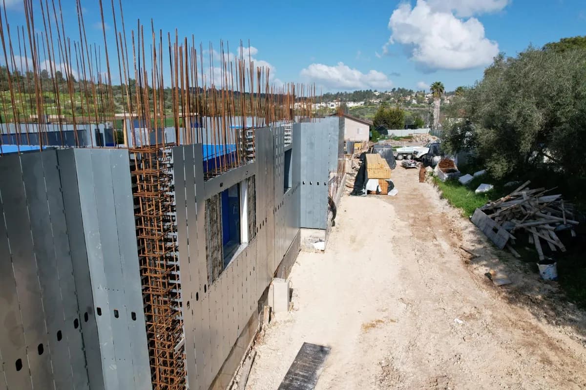 קיר אלמנטי תבנית פלדה ומוטות זיון בולטים כלפי מעלה במבט מגובה אדם, פרויקט שתי וילות בגבעת ישעיהו