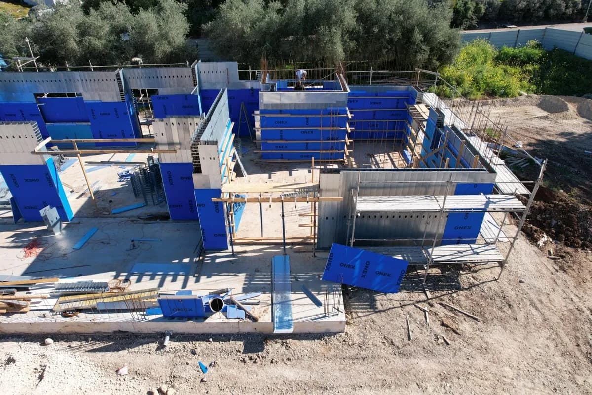היקף מבנה וילה עם קירות אלמנטי תבנית מורכבים בגיאומטריה הסופית, לפני יציקת הבטון, פרויקט שתי וילות בגבעת ישעיהו