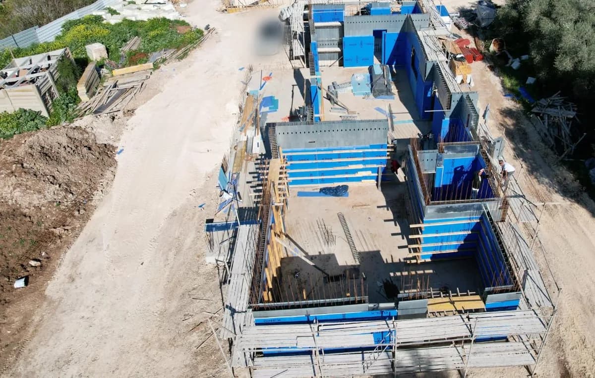מבט אווירי על שתי וילות בשלב הרכבת אלמנטי תבנית פלדה עם בידוד כחול מובנה, לפני יציקת הבטון, פרויקט בגבעת ישעיהו