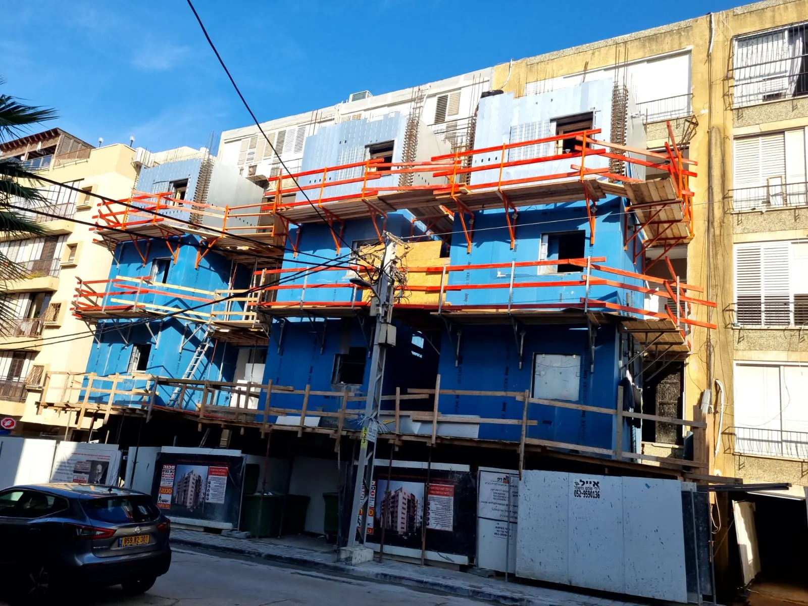 בניין מגורים נמוך עם קירות פרפב בשיטת iForm בשלב הרכבה, מבט מהרחוב