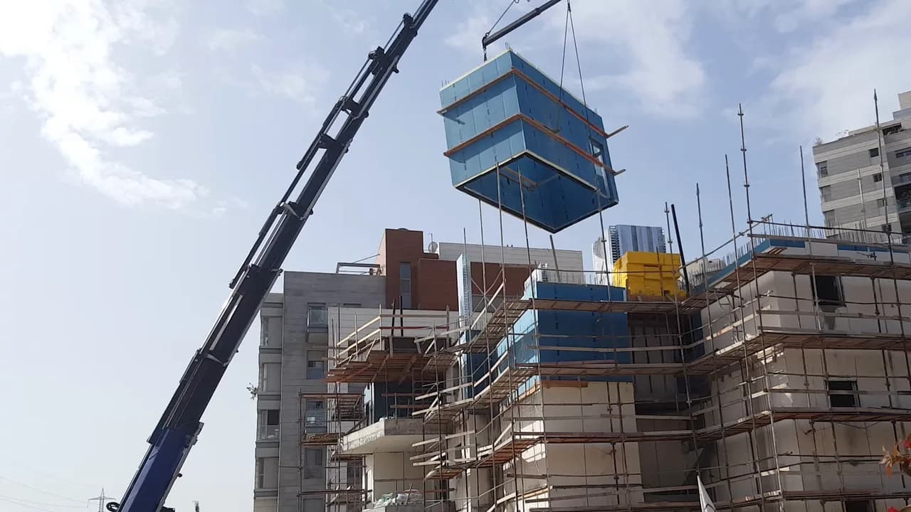 אלמנט מערכת iForm מונף במנוף מעל גג בניין מגורים בבנייה ברעננה