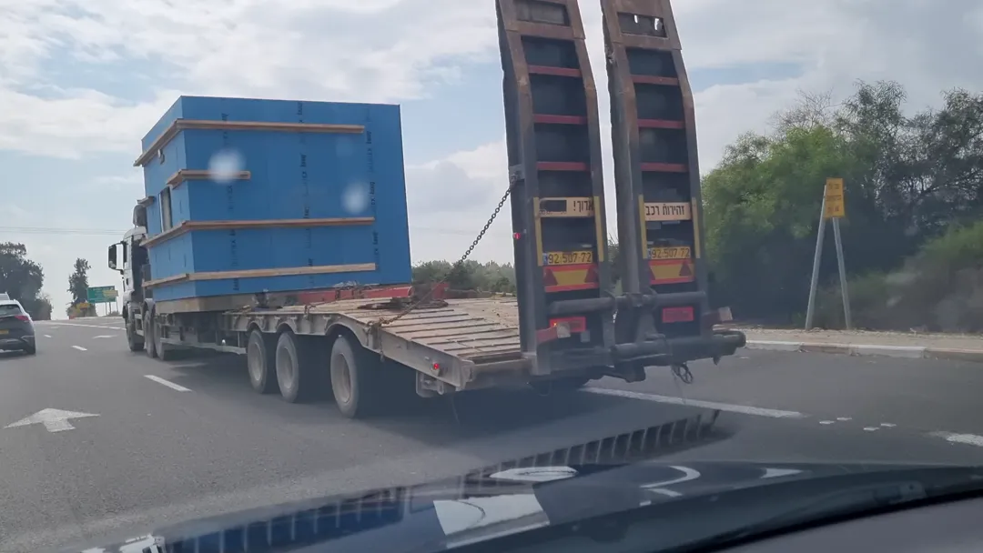 הובלת אלמנט iForm עטוף בכביש מהיר לעבר האתר