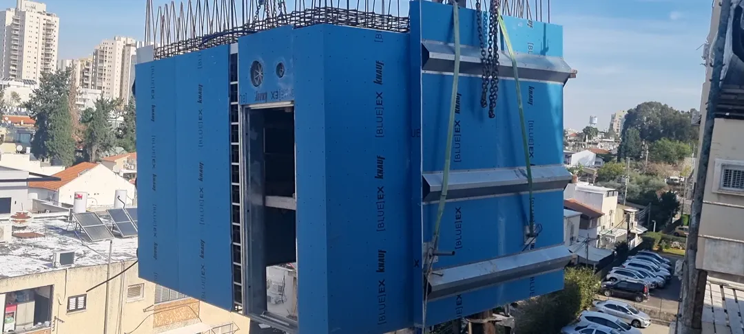 הנפת אלמנט iForm במנוף מול בנייני מגורים