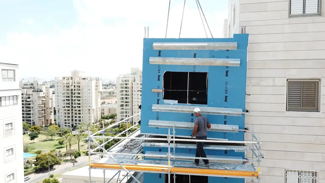 צילום רחפן של הנפת אלמנט iForm לגג בניין, גבעת שמואל