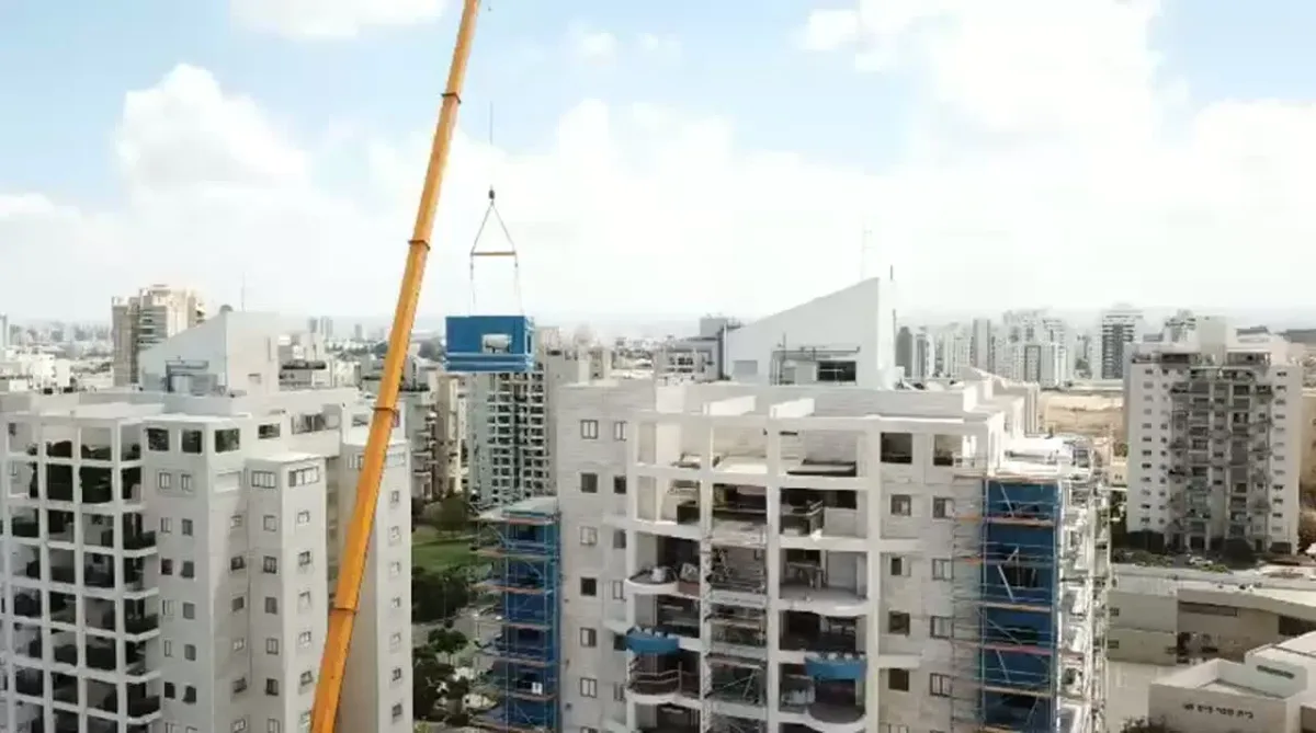 מנוף מרים אלמנט iForm מעל בנייני מגורים באתר בנייה