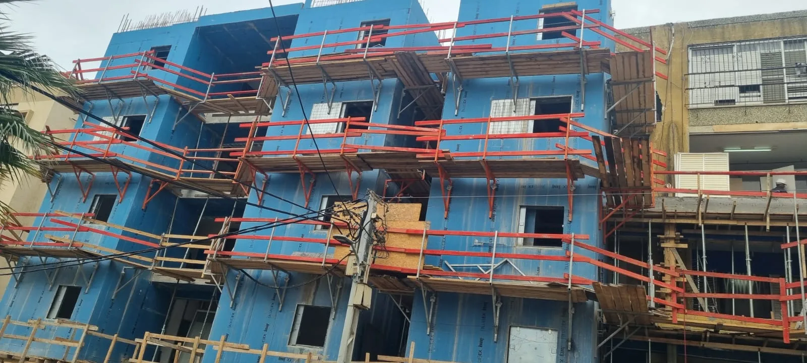 הנפת אלמנט iForm במנוף מעל שכונת מגורים ברעות